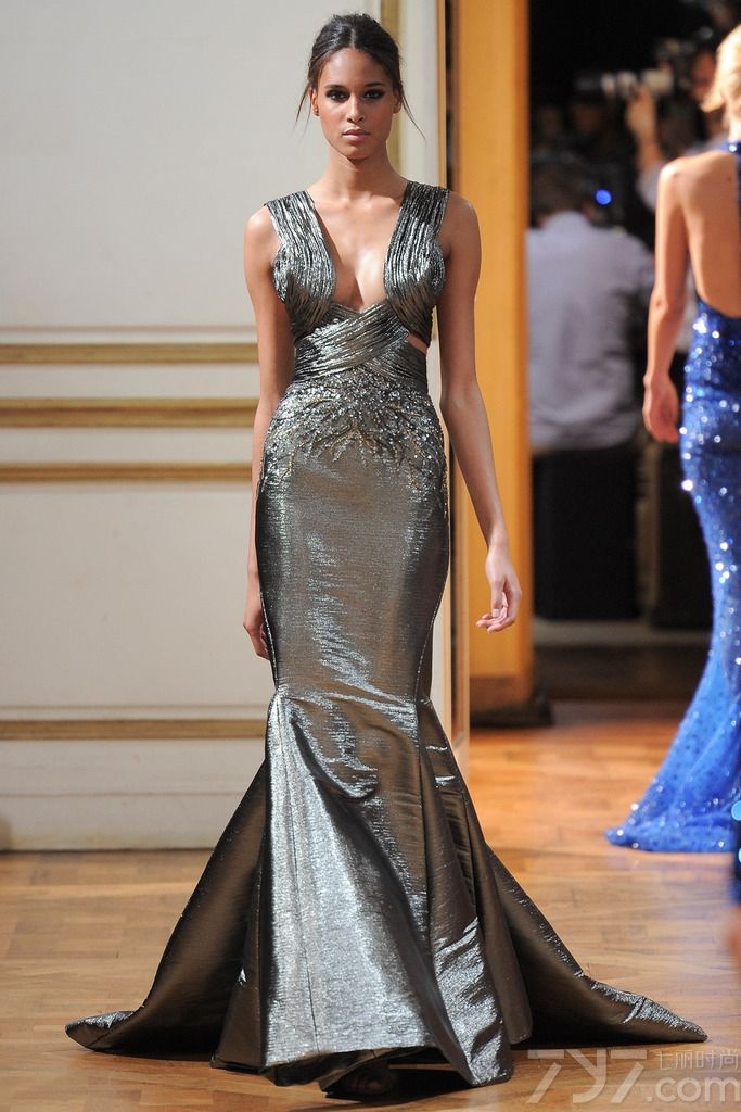 Zuhair Murad 发布2013秋冬巴黎高级定制女装礼服系列， 简洁柔美的线条，面料和辅料集尽奢华，追求极致的美。祖海·慕拉 (Zuhair Murad) 活跃于时装的主秀场——巴黎，是黎巴嫩时装设计军团的领军人物。祖海·慕拉 (Zuhair Murad) 堪称是“奢侈礼服”的开山鼻祖，典雅奢华的巴洛克宫廷风格更是祖海·慕拉 (Zuhair Murad) 的标志之一。