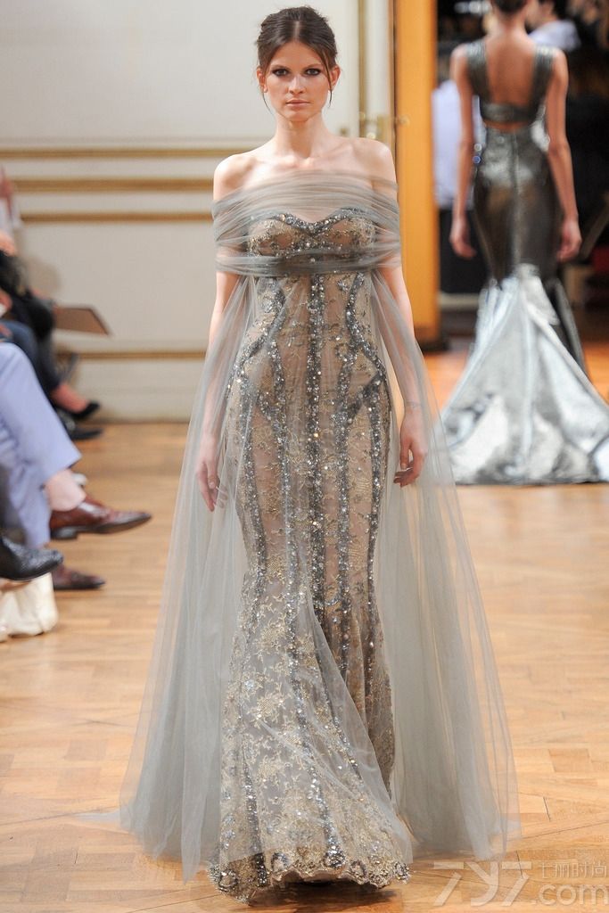 Zuhair Murad 发布2013秋冬巴黎高级定制女装礼服系列， 简洁柔美的线条，面料和辅料集尽奢华，追求极致的美。祖海·慕拉 (Zuhair Murad) 活跃于时装的主秀场——巴黎，是黎巴嫩时装设计军团的领军人物。祖海·慕拉 (Zuhair Murad) 堪称是“奢侈礼服”的开山鼻祖，典雅奢华的巴洛克宫廷风格更是祖海·慕拉 (Zuhair Murad) 的标志之一。