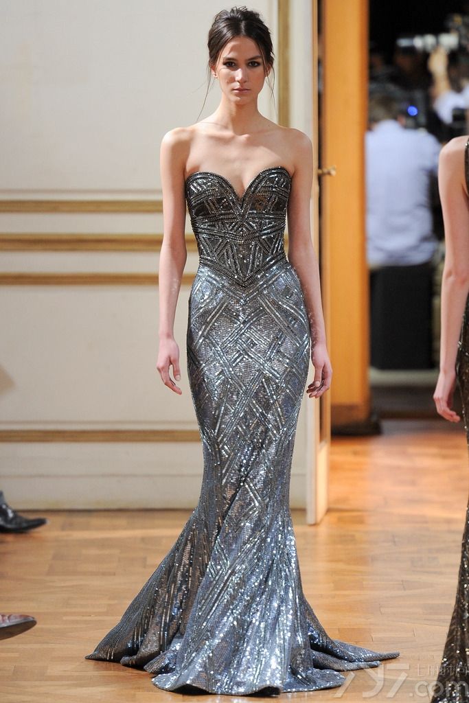 Zuhair Murad 发布2013秋冬巴黎高级定制女装礼服系列， 简洁柔美的线条，面料和辅料集尽奢华，追求极致的美。祖海·慕拉 (Zuhair Murad) 活跃于时装的主秀场——巴黎，是黎巴嫩时装设计军团的领军人物。祖海·慕拉 (Zuhair Murad) 堪称是“奢侈礼服”的开山鼻祖，典雅奢华的巴洛克宫廷风格更是祖海·慕拉 (Zuhair Murad) 的标志之一。