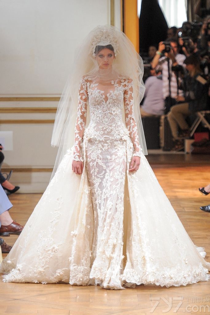 Zuhair Murad 发布2013秋冬巴黎高级定制女装礼服系列， 简洁柔美的线条，面料和辅料集尽奢华，追求极致的美。祖海·慕拉 (Zuhair Murad) 活跃于时装的主秀场——巴黎，是黎巴嫩时装设计军团的领军人物。祖海·慕拉 (Zuhair Murad) 堪称是“奢侈礼服”的开山鼻祖，典雅奢华的巴洛克宫廷风格更是祖海·慕拉 (Zuhair Murad) 的标志之一。