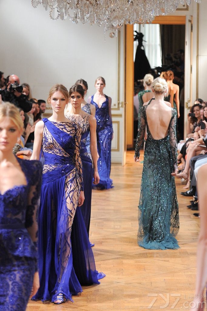 Zuhair Murad 发布2013秋冬巴黎高级定制女装礼服系列， 简洁柔美的线条，面料和辅料集尽奢华，追求极致的美。祖海·慕拉 (Zuhair Murad) 活跃于时装的主秀场——巴黎，是黎巴嫩时装设计军团的领军人物。祖海·慕拉 (Zuhair Murad) 堪称是“奢侈礼服”的开山鼻祖，典雅奢华的巴洛克宫廷风格更是祖海·慕拉 (Zuhair Murad) 的标志之一。