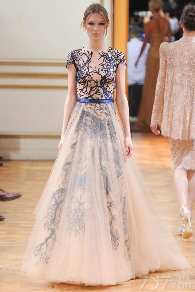 Zuhair Murad 发布2013秋冬巴黎高级定制女装礼服系列， 简洁柔美的线条，面料和辅料集尽奢华，追求极致的美。祖海·慕拉 (Zuhair Murad) 活跃于时装的主秀场——巴黎，是黎巴嫩时装设计军团的领军人物。祖海·慕拉 (Zuhair Murad) 堪称是“奢侈礼服”的开山鼻祖，典雅奢华的巴洛克宫廷风格更是祖海·慕拉 (Zuhair Murad) 的标志之一。