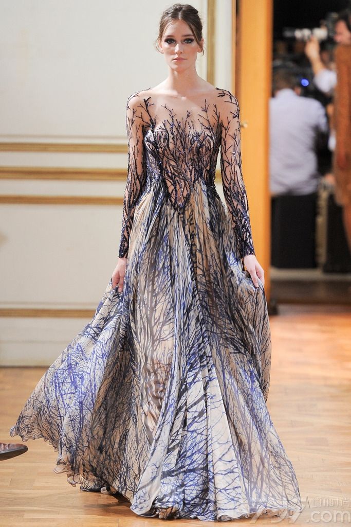 Zuhair Murad 发布2013秋冬巴黎高级定制女装礼服系列， 简洁柔美的线条，面料和辅料集尽奢华，追求极致的美。祖海·慕拉 (Zuhair Murad) 活跃于时装的主秀场——巴黎，是黎巴嫩时装设计军团的领军人物。祖海·慕拉 (Zuhair Murad) 堪称是“奢侈礼服”的开山鼻祖，典雅奢华的巴洛克宫廷风格更是祖海·慕拉 (Zuhair Murad) 的标志之一。