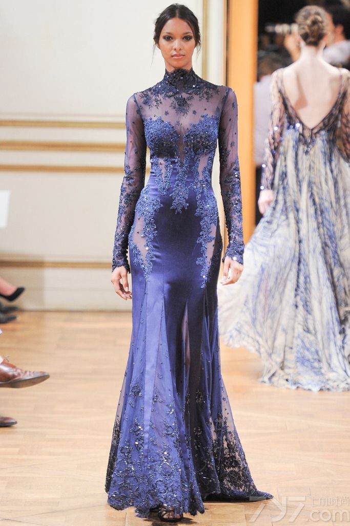 Zuhair Murad 发布2013秋冬巴黎高级定制女装礼服系列， 简洁柔美的线条，面料和辅料集尽奢华，追求极致的美。祖海·慕拉 (Zuhair Murad) 活跃于时装的主秀场——巴黎，是黎巴嫩时装设计军团的领军人物。祖海·慕拉 (Zuhair Murad) 堪称是“奢侈礼服”的开山鼻祖，典雅奢华的巴洛克宫廷风格更是祖海·慕拉 (Zuhair Murad) 的标志之一。