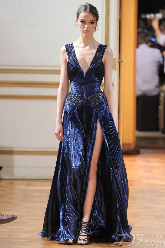 Zuhair Murad 发布2013秋冬巴黎高级定制女装礼服系列， 简洁柔美的线条，面料和辅料集尽奢华，追求极致的美。祖海·慕拉 (Zuhair Murad) 活跃于时装的主秀场——巴黎，是黎巴嫩时装设计军团的领军人物。祖海·慕拉 (Zuhair Murad) 堪称是“奢侈礼服”的开山鼻祖，典雅奢华的巴洛克宫廷风格更是祖海·慕拉 (Zuhair Murad) 的标志之一。