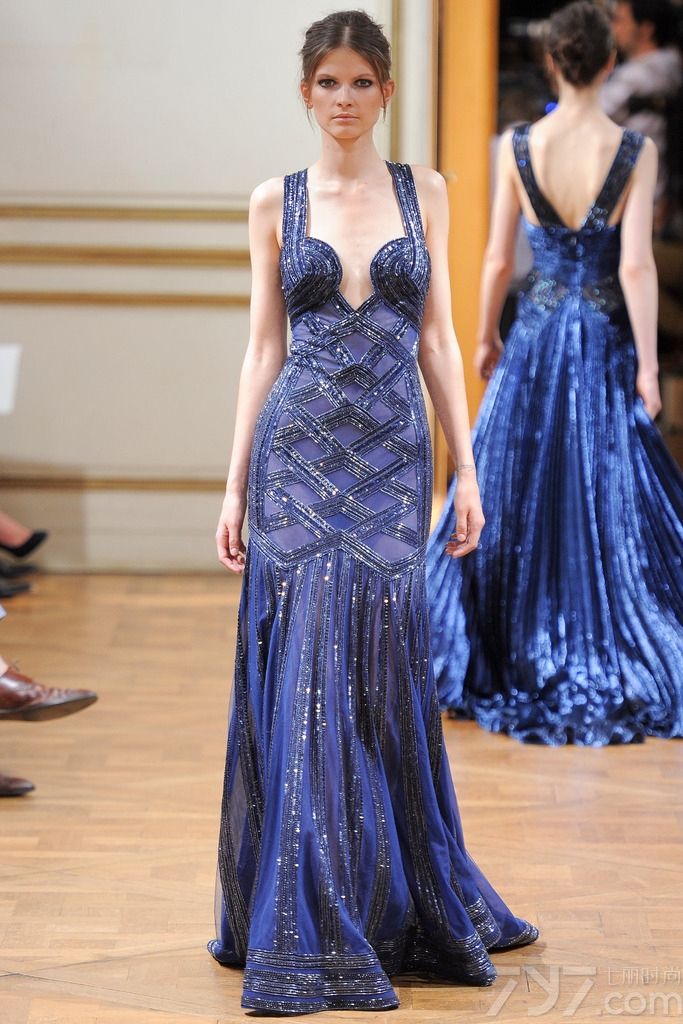 Zuhair Murad 发布2013秋冬巴黎高级定制女装礼服系列， 简洁柔美的线条，面料和辅料集尽奢华，追求极致的美。祖海·慕拉 (Zuhair Murad) 活跃于时装的主秀场——巴黎，是黎巴嫩时装设计军团的领军人物。祖海·慕拉 (Zuhair Murad) 堪称是“奢侈礼服”的开山鼻祖，典雅奢华的巴洛克宫廷风格更是祖海·慕拉 (Zuhair Murad) 的标志之一。