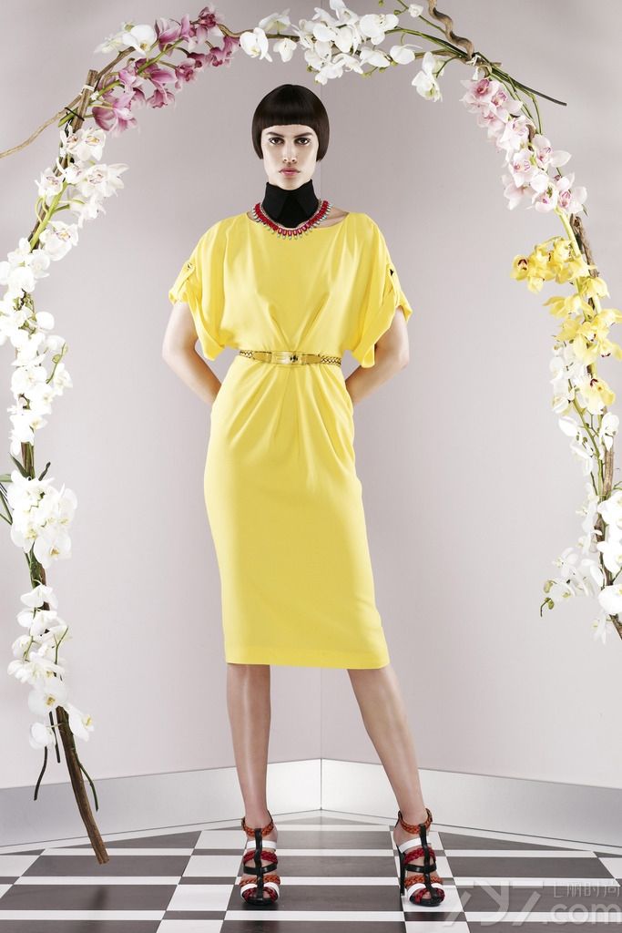 Vionnet RESORT 发布2014早春度假系列女装LOOKBOOK。设计风格诡异，色彩运用相当熟练，强烈视觉效果。