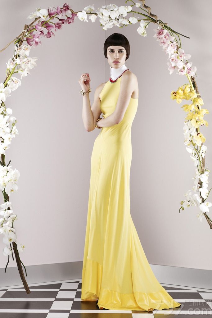 Vionnet RESORT 发布2014早春度假系列女装LOOKBOOK。设计风格诡异，色彩运用相当熟练，强烈视觉效果。