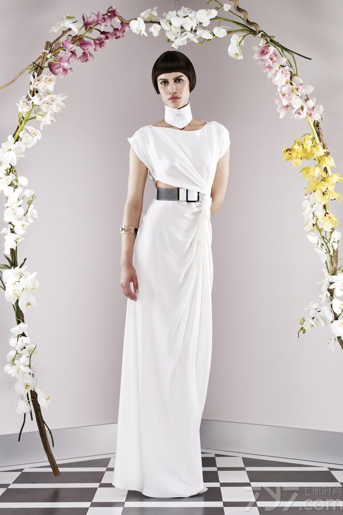 Vionnet RESORT 发布2014早春度假系列女装LOOKBOOK。设计风格诡异，色彩运用相当熟练，强烈视觉效果。