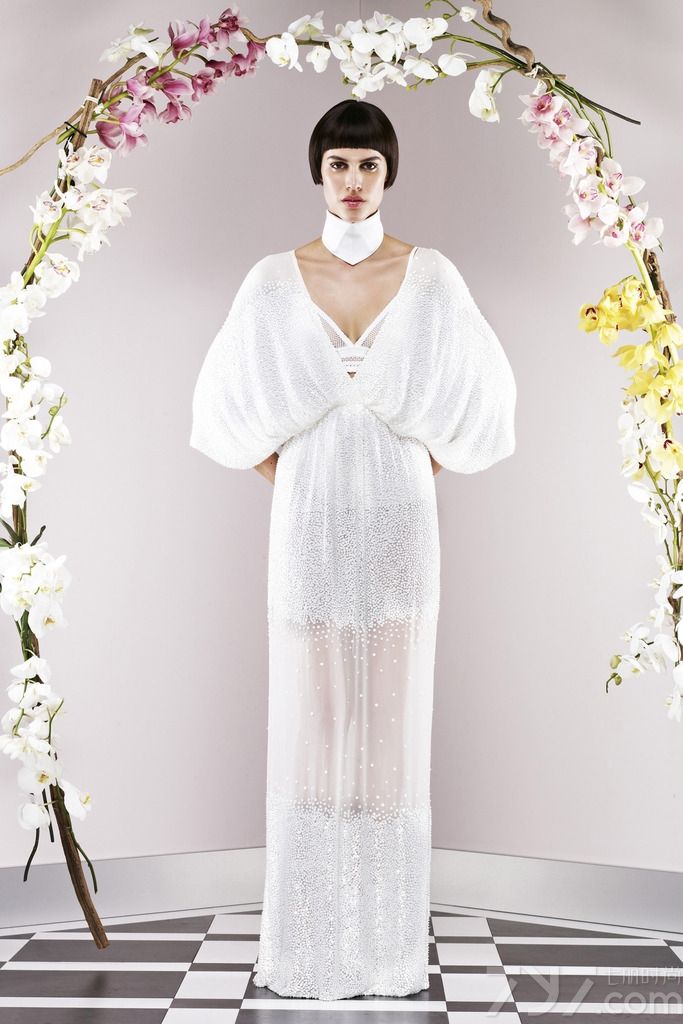 Vionnet RESORT 发布2014早春度假系列女装LOOKBOOK。设计风格诡异，色彩运用相当熟练，强烈视觉效果。