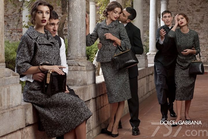 Dolce & Gabbana 是梦想的表达：一个以独特的服装设计和高水平的剪裁而著称的豪华品牌。一种独特的风格，非传统豪华的表达，一季接一季地将创新和强烈的独特地中海烙印相结合， 对立的特征构成最深刻的本质。Dolce & Gabbana（杜嘉班纳）发布2013秋冬系列广告大片，Domenico Dolce 执镜，Monica Bellucci 本季加入与超模Andreea Diaconu、Bianca Balti、Kate King 等共同出镜演绎。