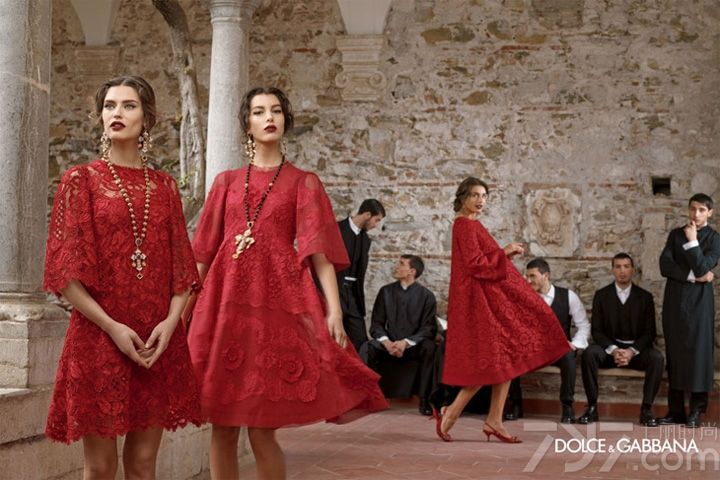 Dolce & Gabbana 是梦想的表达：一个以独特的服装设计和高水平的剪裁而著称的豪华品牌。一种独特的风格，非传统豪华的表达，一季接一季地将创新和强烈的独特地中海烙印相结合， 对立的特征构成最深刻的本质。Dolce & Gabbana（杜嘉班纳）发布2013秋冬系列广告大片，Domenico Dolce 执镜，Monica Bellucci 本季加入与超模Andreea Diaconu、Bianca Balti、Kate King 等共同出镜演绎。