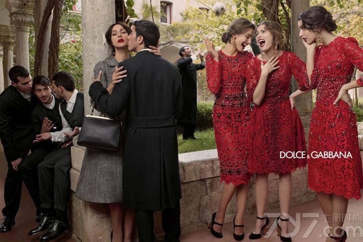 Dolce & Gabbana 是梦想的表达：一个以独特的服装设计和高水平的剪裁而著称的豪华品牌。一种独特的风格，非传统豪华的表达，一季接一季地将创新和强烈的独特地中海烙印相结合， 对立的特征构成最深刻的本质。Dolce & Gabbana（杜嘉班纳）发布2013秋冬系列广告大片，Domenico Dolce 执镜，Monica Bellucci 本季加入与超模Andreea Diaconu、Bianca Balti、Kate King 等共同出镜演绎。