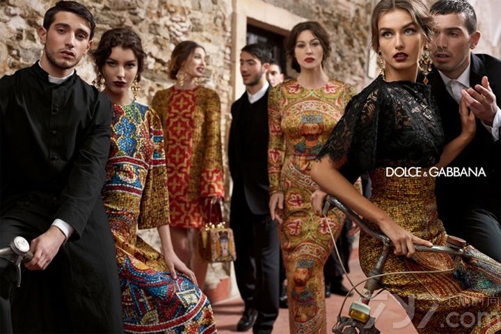 Dolce & Gabbana 是梦想的表达：一个以独特的服装设计和高水平的剪裁而著称的豪华品牌。一种独特的风格，非传统豪华的表达，一季接一季地将创新和强烈的独特地中海烙印相结合， 对立的特征构成最深刻的本质。Dolce & Gabbana（杜嘉班纳）发布2013秋冬系列广告大片，Domenico Dolce 执镜，Monica Bellucci 本季加入与超模Andreea Diaconu、Bianca Balti、Kate King 等共同出镜演绎。