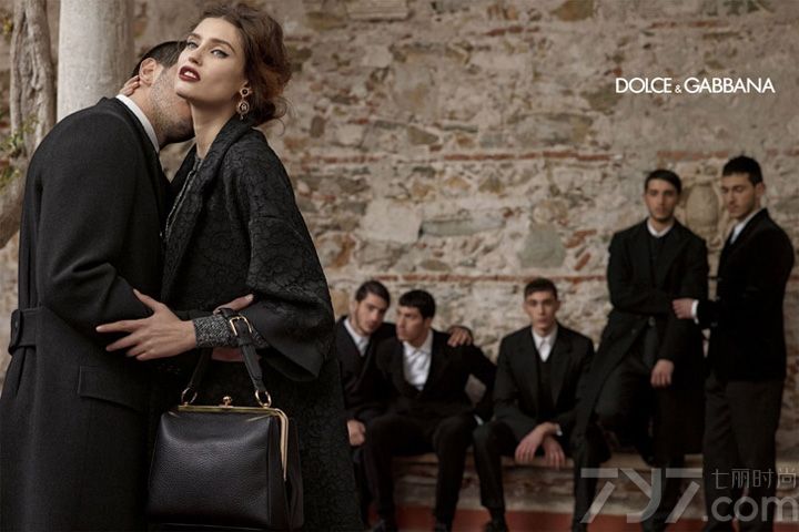 Dolce & Gabbana 是梦想的表达：一个以独特的服装设计和高水平的剪裁而著称的豪华品牌。一种独特的风格，非传统豪华的表达，一季接一季地将创新和强烈的独特地中海烙印相结合， 对立的特征构成最深刻的本质。Dolce & Gabbana（杜嘉班纳）发布2013秋冬系列广告大片，Domenico Dolce 执镜，Monica Bellucci 本季加入与超模Andreea Diaconu、Bianca Balti、Kate King 等共同出镜演绎。