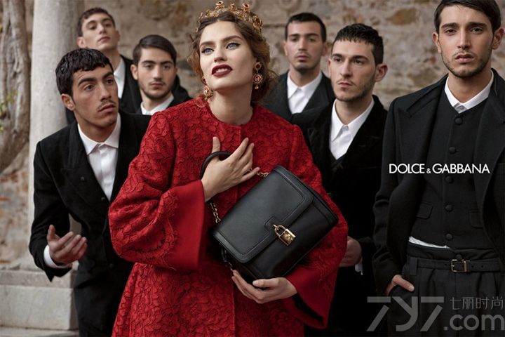 Dolce & Gabbana 是梦想的表达：一个以独特的服装设计和高水平的剪裁而著称的豪华品牌。一种独特的风格，非传统豪华的表达，一季接一季地将创新和强烈的独特地中海烙印相结合， 对立的特征构成最深刻的本质。Dolce & Gabbana（杜嘉班纳）发布2013秋冬系列广告大片，Domenico Dolce 执镜，Monica Bellucci 本季加入与超模Andreea Diaconu、Bianca Balti、Kate King 等共同出镜演绎。