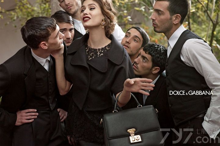 Dolce & Gabbana 是梦想的表达：一个以独特的服装设计和高水平的剪裁而著称的豪华品牌。一种独特的风格，非传统豪华的表达，一季接一季地将创新和强烈的独特地中海烙印相结合， 对立的特征构成最深刻的本质。Dolce & Gabbana（杜嘉班纳）发布2013秋冬系列广告大片，Domenico Dolce 执镜，Monica Bellucci 本季加入与超模Andreea Diaconu、Bianca Balti、Kate King 等共同出镜演绎。