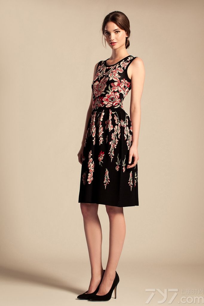 Temperley London 发布2014度假系列时尚女装LookBook。设计师Alice Temperley设计充满异国民族色彩，她以个人原创的印花图案、人手珠饰及刺绣，配合优质的布料，设计出多款充满英式优雅感觉的印花服饰，并大受好评。每个女人都开始想象自己穿着Temperley London 搔首弄姿的样子了。从今天开始，不要再张口闭口香奈儿 (Chanel)、普拉达 (PRADA) 或者是迪奥 (Dior) 了，让你的品味再精致一些，眼光再独到一点，一起来看看Temperley London 吧！