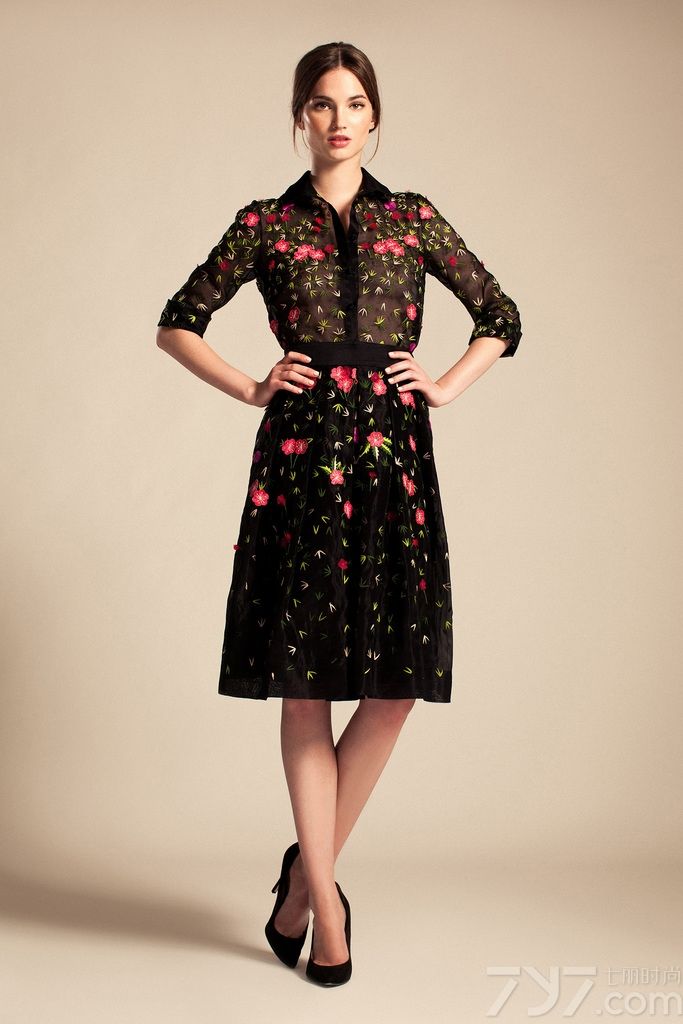 Temperley London 发布2014度假系列时尚女装LookBook。设计师Alice Temperley设计充满异国民族色彩，她以个人原创的印花图案、人手珠饰及刺绣，配合优质的布料，设计出多款充满英式优雅感觉的印花服饰，并大受好评。每个女人都开始想象自己穿着Temperley London 搔首弄姿的样子了。从今天开始，不要再张口闭口香奈儿 (Chanel)、普拉达 (PRADA) 或者是迪奥 (Dior) 了，让你的品味再精致一些，眼光再独到一点，一起来看看Temperley London 吧！