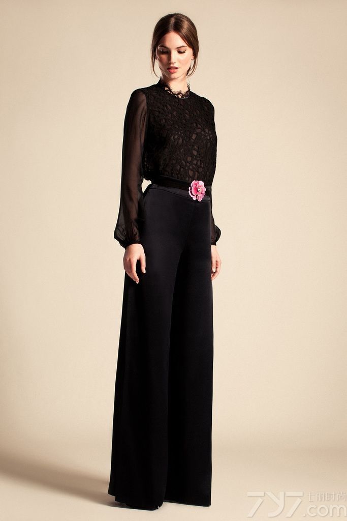 Temperley London 发布2014度假系列时尚女装LookBook。设计师Alice Temperley设计充满异国民族色彩，她以个人原创的印花图案、人手珠饰及刺绣，配合优质的布料，设计出多款充满英式优雅感觉的印花服饰，并大受好评。每个女人都开始想象自己穿着Temperley London 搔首弄姿的样子了。从今天开始，不要再张口闭口香奈儿 (Chanel)、普拉达 (PRADA) 或者是迪奥 (Dior) 了，让你的品味再精致一些，眼光再独到一点，一起来看看Temperley London 吧！