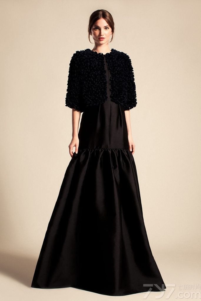 Temperley London 发布2014度假系列时尚女装LookBook。设计师Alice Temperley设计充满异国民族色彩，她以个人原创的印花图案、人手珠饰及刺绣，配合优质的布料，设计出多款充满英式优雅感觉的印花服饰，并大受好评。每个女人都开始想象自己穿着Temperley London 搔首弄姿的样子了。从今天开始，不要再张口闭口香奈儿 (Chanel)、普拉达 (PRADA) 或者是迪奥 (Dior) 了，让你的品味再精致一些，眼光再独到一点，一起来看看Temperley London 吧！