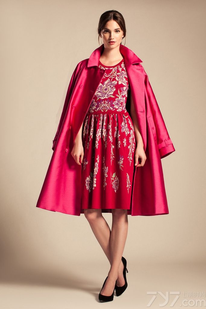 Temperley London 发布2014度假系列时尚女装LookBook。设计师Alice Temperley设计充满异国民族色彩，她以个人原创的印花图案、人手珠饰及刺绣，配合优质的布料，设计出多款充满英式优雅感觉的印花服饰，并大受好评。每个女人都开始想象自己穿着Temperley London 搔首弄姿的样子了。从今天开始，不要再张口闭口香奈儿 (Chanel)、普拉达 (PRADA) 或者是迪奥 (Dior) 了，让你的品味再精致一些，眼光再独到一点，一起来看看Temperley London 吧！