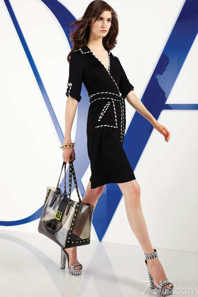 Diane von Furstenberg（黛安·冯芙丝汀宝）发布2014年早春度假系列女装LookBook。Diane von Furstenberg是美国时装界尊尚品牌，DVF以招牌裹身连衣裙(wrap dress)及特色印花闻名於世，今天已发展成世界顶级时尚名牌。DVF提供四大季度服装系列与配饰。多姿多彩的配饰包括女鞋、包包、高级珠宝等系列。