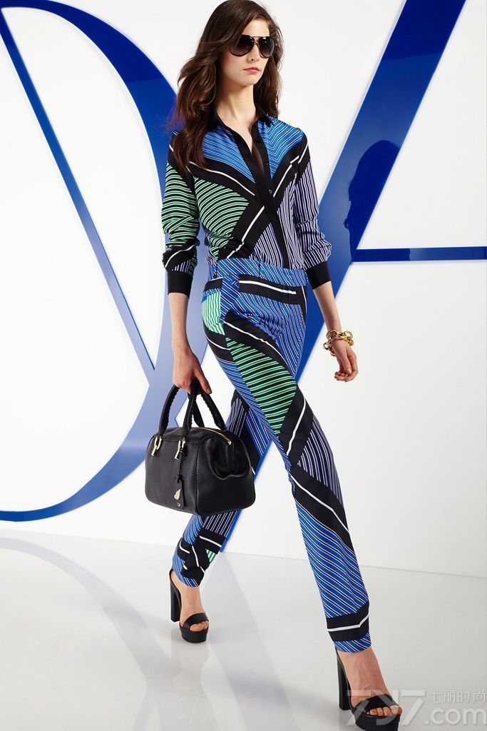 Diane von Furstenberg（黛安·冯芙丝汀宝）发布2014年早春度假系列女装LookBook。Diane von Furstenberg是美国时装界尊尚品牌，DVF以招牌裹身连衣裙(wrap dress)及特色印花闻名於世，今天已发展成世界顶级时尚名牌。DVF提供四大季度服装系列与配饰。多姿多彩的配饰包括女鞋、包包、高级珠宝等系列。