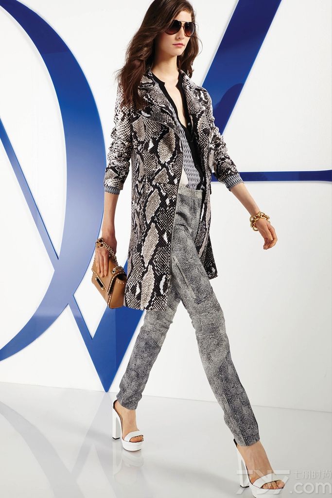 Diane von Furstenberg（黛安·冯芙丝汀宝）发布2014年早春度假系列女装LookBook。Diane von Furstenberg是美国时装界尊尚品牌，DVF以招牌裹身连衣裙(wrap dress)及特色印花闻名於世，今天已发展成世界顶级时尚名牌。DVF提供四大季度服装系列与配饰。多姿多彩的配饰包括女鞋、包包、高级珠宝等系列。