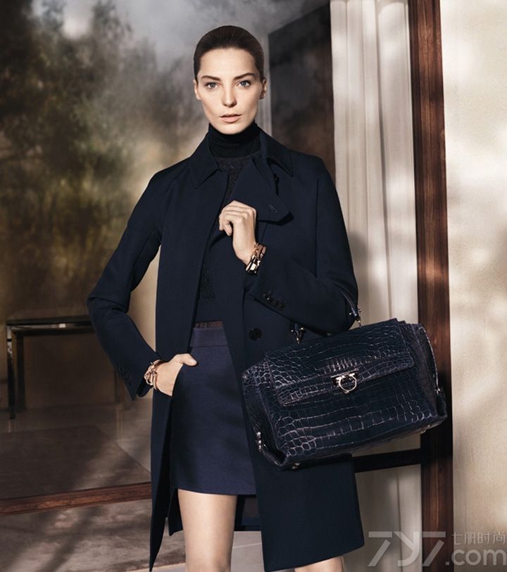 Salvatore Ferragamo（菲拉格慕）发布2013秋冬女装系列广告大片，超模 Daria Werbowy（达莉亚·沃波依）代言，时尚摄影师 Did Sims 执镜。达莉亚·沃波依 (Daria Werbowy) 是倍受宠爱的新生代名模，活跃于最尖端的时尚舞台。FERRAGAMO的服装系列也秉承了意大利的传统设计精神，不但采用最优质的材料，更配合精湛的工艺，时尚优雅与质量并重。