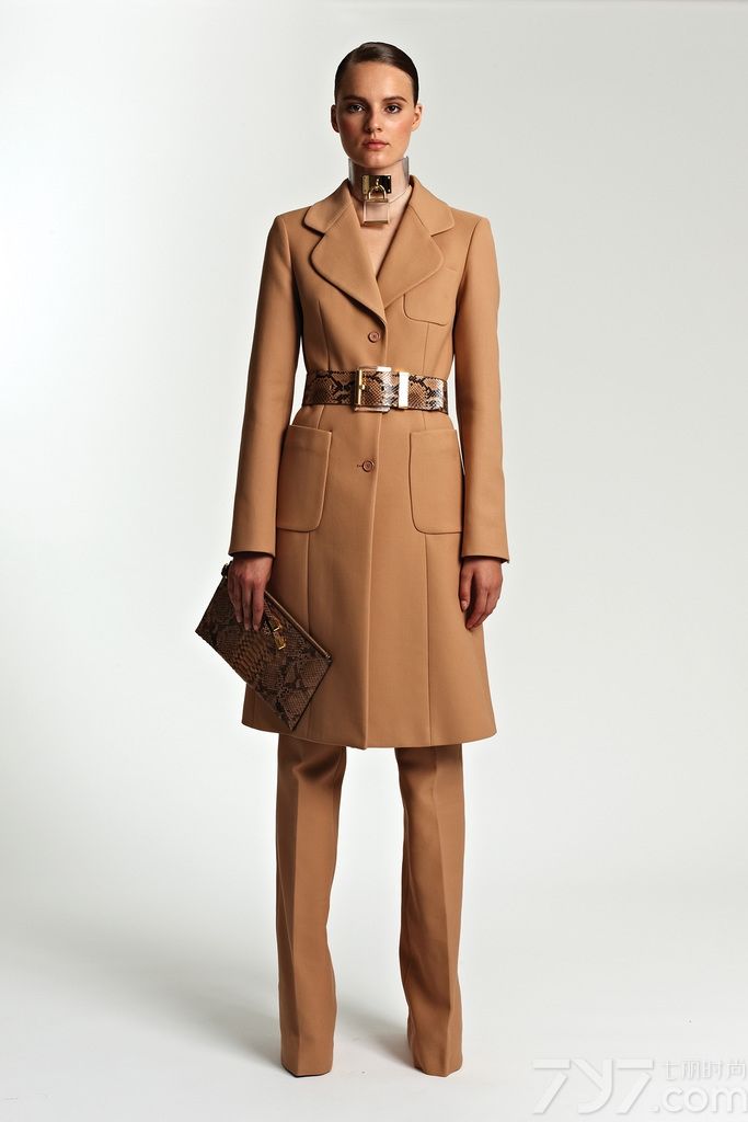 Michael Kors（迈克·科尔斯）美国顶级服装设计师，迈克·柯尔发布2014早春度假系列女装LookBook，本系列包括连衣裙、外套、套装、半身裙、皮草等。他是个极简主义者，设计的风格简约明朗，喜爱运用高级面料缝制服装，开司米针织款式是他的拿手好戏。他还擅长设计名贵运动服，是位不脱离现实的幻想家，钟情巴黎的纽约人，他凭自成一格的设计，赢得了世人瞩目。