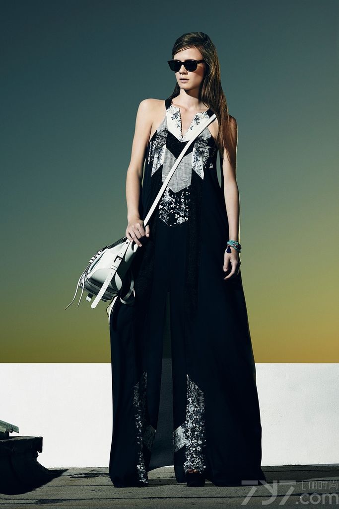 设计师同名品牌BCBG Max Azria，简称：BCBG，BCBG是取自法文的原意“Bon Chic, Bon Genre”即好的款式与好的仪态。BCBG发布最新2014早春度假连衣裙、连体裤、套装系列LookBook，将欧式设计风格及美式生活型态相结合，以满足现代女性的欲望与需求。