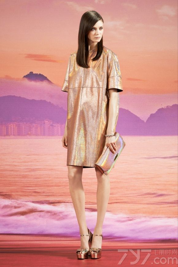 Frida Giannini以年轻、多彩的里约热内卢为元素推出Gucci（古驰）2014早春度假系列。诱惑印心图案丝绸双绉长裙碰撞轻松圆点雪纺连衣裙。Giannini还尝试在经典中加入有趣的元素或高腰设计。
Gucci，意大利时装品牌，由古驰奥·古驰在1921年于佛罗伦斯创办。古驰的产品包括时装、皮具、皮鞋、手表、领带、丝巾、香水、家居用品及宠物用品等，中文译作古琦、古驰。
古琦品牌时装一向以高档、豪华、性感而闻名于世，以“身份与财富之象征”品牌形象成为富有的上流社会的消费宠儿，一向被商界人士垂青，时尚之余不失高雅。古琦现在是意大利最大的时装集团。古驰--永恒而经典并深受明星们的青睐，品牌灵感源自演员，公主和名媛等杰出女性。