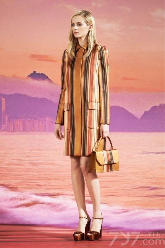 Frida Giannini以年轻、多彩的里约热内卢为元素推出Gucci（古驰）2014早春度假系列。诱惑印心图案丝绸双绉长裙碰撞轻松圆点雪纺连衣裙。Giannini还尝试在经典中加入有趣的元素或高腰设计。
Gucci，意大利时装品牌，由古驰奥·古驰在1921年于佛罗伦斯创办。古驰的产品包括时装、皮具、皮鞋、手表、领带、丝巾、香水、家居用品及宠物用品等，中文译作古琦、古驰。
古琦品牌时装一向以高档、豪华、性感而闻名于世，以“身份与财富之象征”品牌形象成为富有的上流社会的消费宠儿，一向被商界人士垂青，时尚之余不失高雅。古琦现在是意大利最大的时装集团。古驰--永恒而经典并深受明星们的青睐，品牌灵感源自演员，公主和名媛等杰出女性。