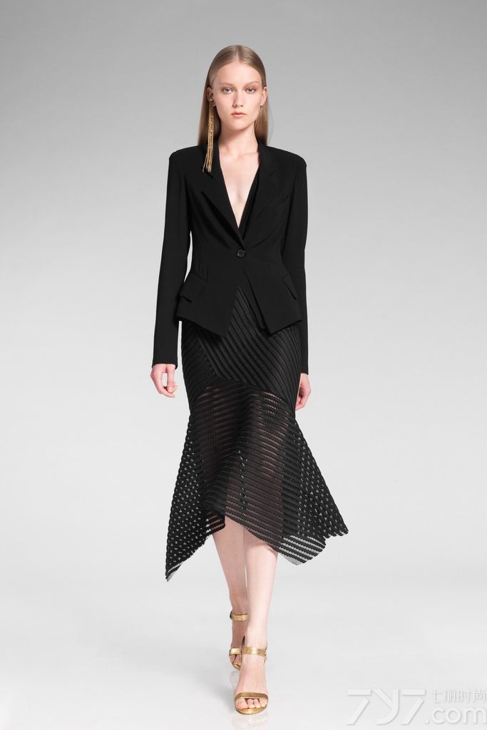 美国著名时装设计师Donna Karan（唐娜·凯伦）2014早春度假系列释出，本季品牌依旧延续呈现纽约优雅风格，经典的蕾丝、串珠元素随处可见。dkny以更前卫、更时尚、更休闲的手法描绘了纽约不同文化、不同生活方式的时代气息，以截然不同的语言体现dkny独特的魅力。