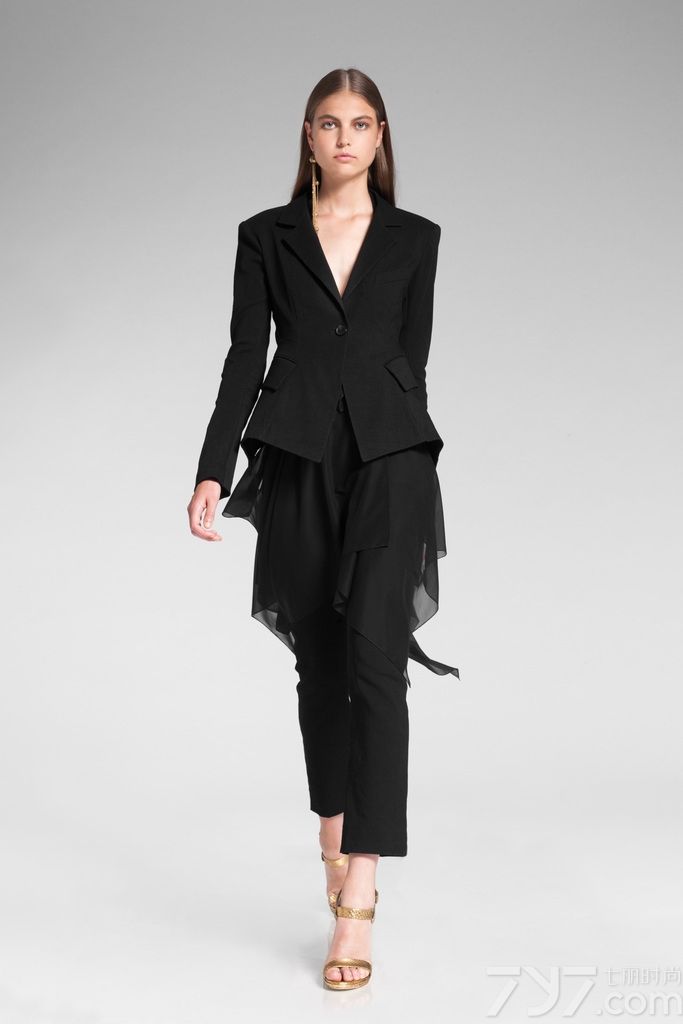 美国著名时装设计师Donna Karan（唐娜·凯伦）2014早春度假系列释出，本季品牌依旧延续呈现纽约优雅风格，经典的蕾丝、串珠元素随处可见。dkny以更前卫、更时尚、更休闲的手法描绘了纽约不同文化、不同生活方式的时代气息，以截然不同的语言体现dkny独特的魅力。