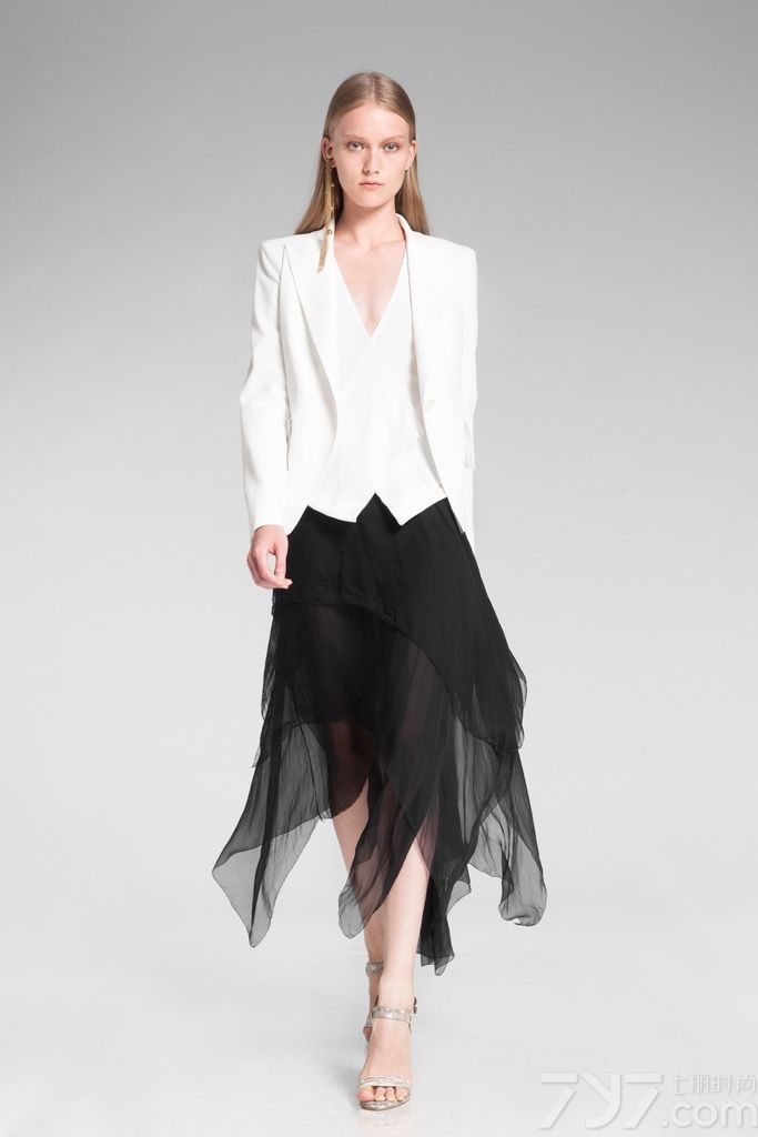 美国著名时装设计师Donna Karan（唐娜·凯伦）2014早春度假系列释出，本季品牌依旧延续呈现纽约优雅风格，经典的蕾丝、串珠元素随处可见。dkny以更前卫、更时尚、更休闲的手法描绘了纽约不同文化、不同生活方式的时代气息，以截然不同的语言体现dkny独特的魅力。