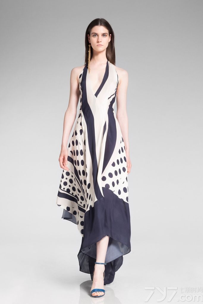 美国著名时装设计师Donna Karan（唐娜·凯伦）2014早春度假系列释出，本季品牌依旧延续呈现纽约优雅风格，经典的蕾丝、串珠元素随处可见。dkny以更前卫、更时尚、更休闲的手法描绘了纽约不同文化、不同生活方式的时代气息，以截然不同的语言体现dkny独特的魅力。