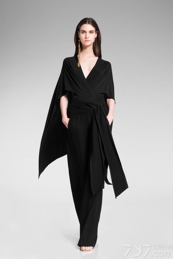 美国著名时装设计师Donna Karan（唐娜·凯伦）2014早春度假系列释出，本季品牌依旧延续呈现纽约优雅风格，经典的蕾丝、串珠元素随处可见。dkny以更前卫、更时尚、更休闲的手法描绘了纽约不同文化、不同生活方式的时代气息，以截然不同的语言体现dkny独特的魅力。