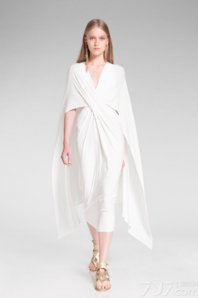 美国著名时装设计师Donna Karan（唐娜·凯伦）2014早春度假系列释出，本季品牌依旧延续呈现纽约优雅风格，经典的蕾丝、串珠元素随处可见。dkny以更前卫、更时尚、更休闲的手法描绘了纽约不同文化、不同生活方式的时代气息，以截然不同的语言体现dkny独特的魅力。