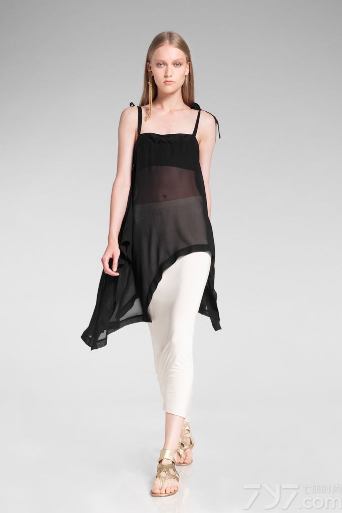 美国著名时装设计师Donna Karan（唐娜·凯伦）2014早春度假系列释出，本季品牌依旧延续呈现纽约优雅风格，经典的蕾丝、串珠元素随处可见。dkny以更前卫、更时尚、更休闲的手法描绘了纽约不同文化、不同生活方式的时代气息，以截然不同的语言体现dkny独特的魅力。