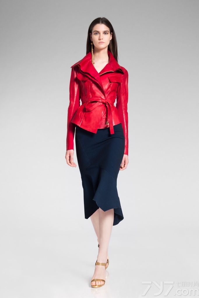 美国著名时装设计师Donna Karan（唐娜·凯伦）2014早春度假系列释出，本季品牌依旧延续呈现纽约优雅风格，经典的蕾丝、串珠元素随处可见。dkny以更前卫、更时尚、更休闲的手法描绘了纽约不同文化、不同生活方式的时代气息，以截然不同的语言体现dkny独特的魅力。