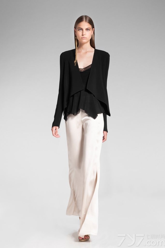 美国著名时装设计师Donna Karan（唐娜·凯伦）2014早春度假系列释出，本季品牌依旧延续呈现纽约优雅风格，经典的蕾丝、串珠元素随处可见。dkny以更前卫、更时尚、更休闲的手法描绘了纽约不同文化、不同生活方式的时代气息，以截然不同的语言体现dkny独特的魅力。