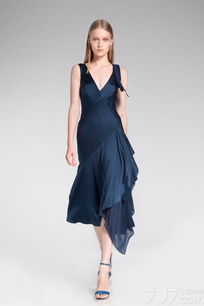 美国著名时装设计师Donna Karan（唐娜·凯伦）2014早春度假系列释出，本季品牌依旧延续呈现纽约优雅风格，经典的蕾丝、串珠元素随处可见。dkny以更前卫、更时尚、更休闲的手法描绘了纽约不同文化、不同生活方式的时代气息，以截然不同的语言体现dkny独特的魅力。