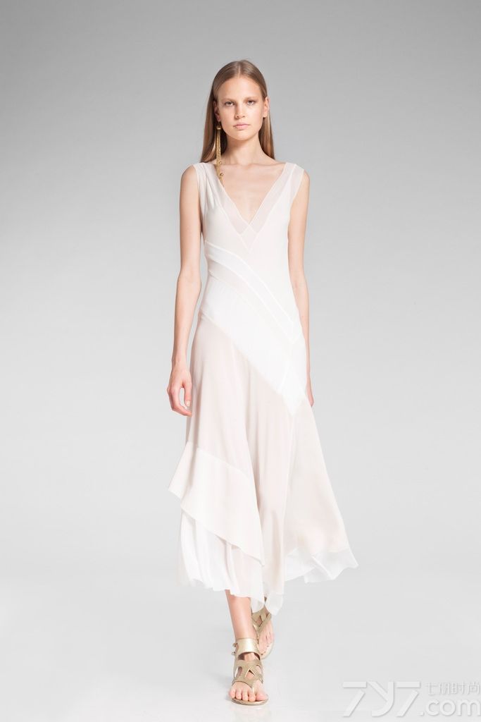 美国著名时装设计师Donna Karan（唐娜·凯伦）2014早春度假系列释出，本季品牌依旧延续呈现纽约优雅风格，经典的蕾丝、串珠元素随处可见。dkny以更前卫、更时尚、更休闲的手法描绘了纽约不同文化、不同生活方式的时代气息，以截然不同的语言体现dkny独特的魅力。