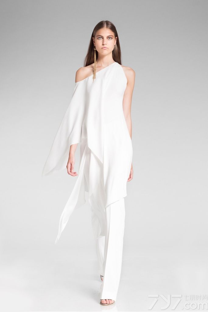 美国著名时装设计师Donna Karan（唐娜·凯伦）2014早春度假系列释出，本季品牌依旧延续呈现纽约优雅风格，经典的蕾丝、串珠元素随处可见。dkny以更前卫、更时尚、更休闲的手法描绘了纽约不同文化、不同生活方式的时代气息，以截然不同的语言体现dkny独特的魅力。