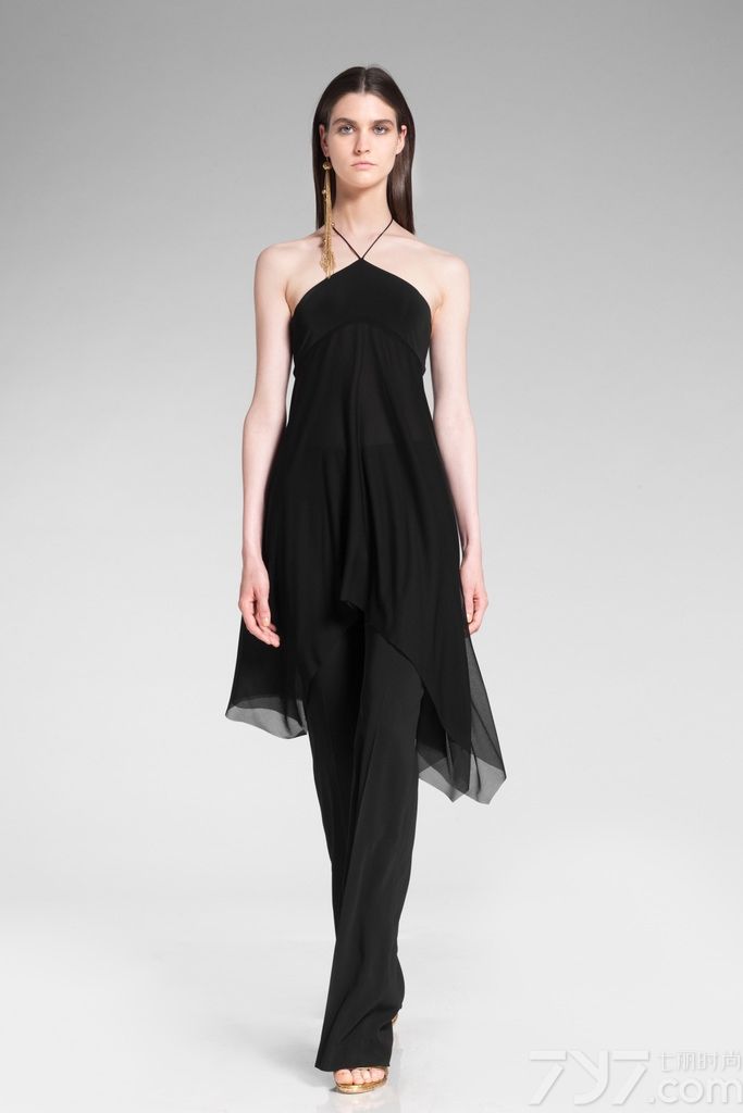 美国著名时装设计师Donna Karan（唐娜·凯伦）2014早春度假系列释出，本季品牌依旧延续呈现纽约优雅风格，经典的蕾丝、串珠元素随处可见。dkny以更前卫、更时尚、更休闲的手法描绘了纽约不同文化、不同生活方式的时代气息，以截然不同的语言体现dkny独特的魅力。