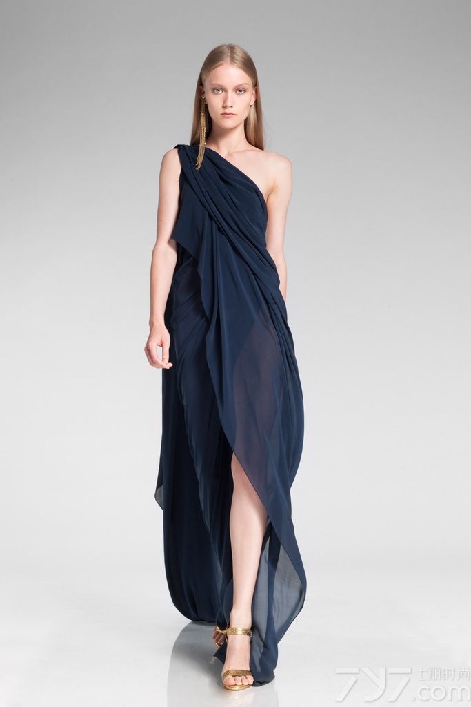 美国著名时装设计师Donna Karan（唐娜·凯伦）2014早春度假系列释出，本季品牌依旧延续呈现纽约优雅风格，经典的蕾丝、串珠元素随处可见。dkny以更前卫、更时尚、更休闲的手法描绘了纽约不同文化、不同生活方式的时代气息，以截然不同的语言体现dkny独特的魅力。