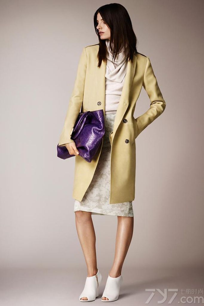 Burberry Prorsum发布2014早春优雅性感度假时尚系列女装，回归到女性最原始的渴望，使用大量的镂空蕾丝及串珠装饰，以及大露背部线条和展现女性腰部及臀部的高腰贴身铅笔裙，带给女性很柔媚细腻且舒适的组合。在包款上以缤纷的色调融入柔软的皮革上，活泼中完全带出早春的的渡假气息，鞋履以纯白色鱼口包裸楔型做搭配，富有个性外更让整体配色带点跳跃的模式，不突兀外还有种画龙点睛的清新感。