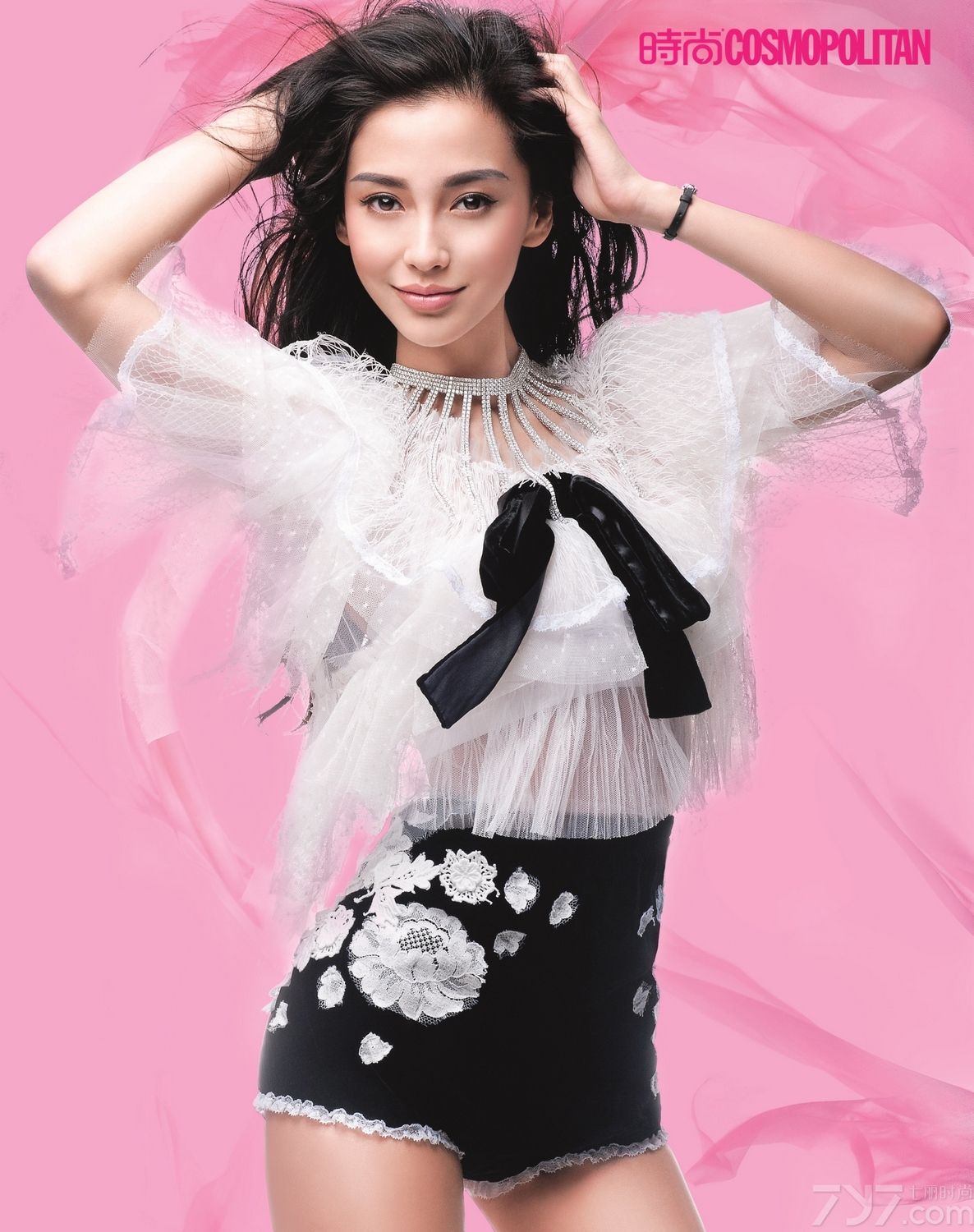 <p>Angelababy“双面”登封面 天使VS魔鬼</p>